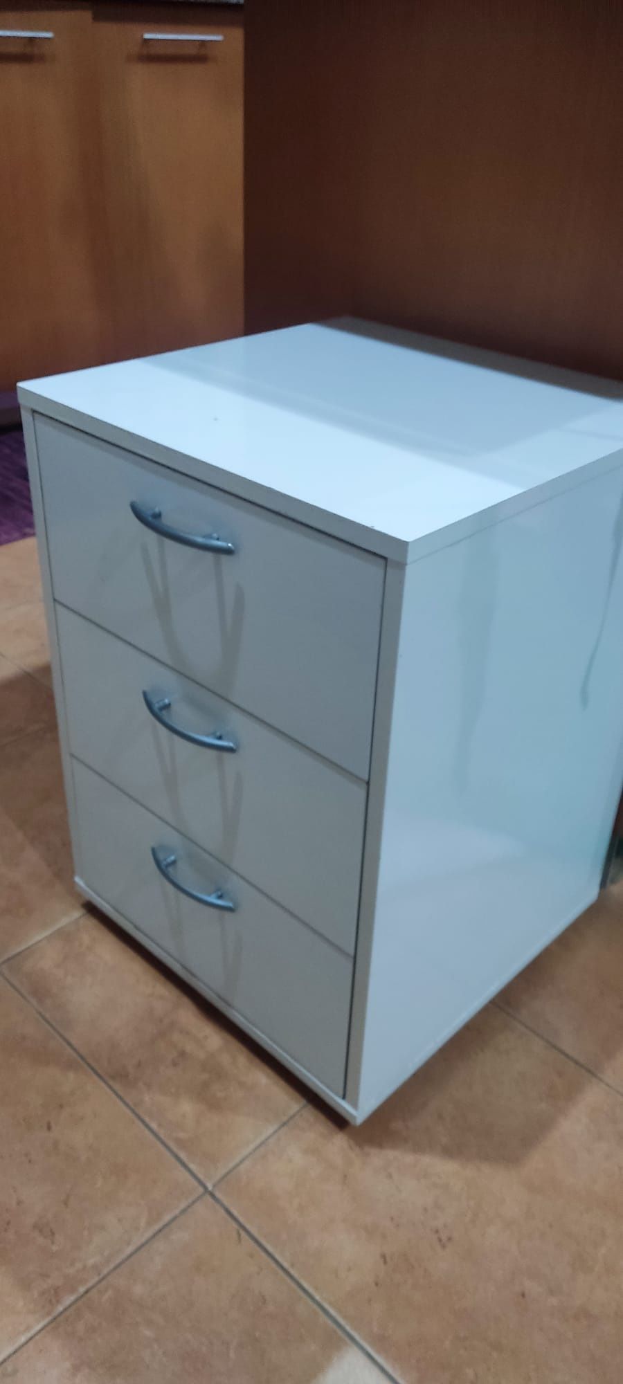Móvel com rodas e 3 gavetas