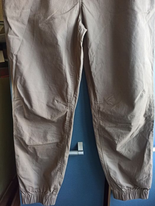 Брюки- карго, кольору беж,нові, фірми H/M.З бавовни, розмірL.Недорого.