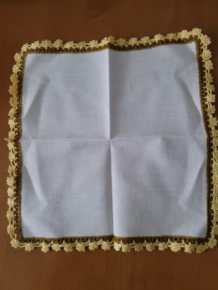 Chusteczka bawełniana z ręcznie zrobioną szydełkiem koronką 23/23 cm