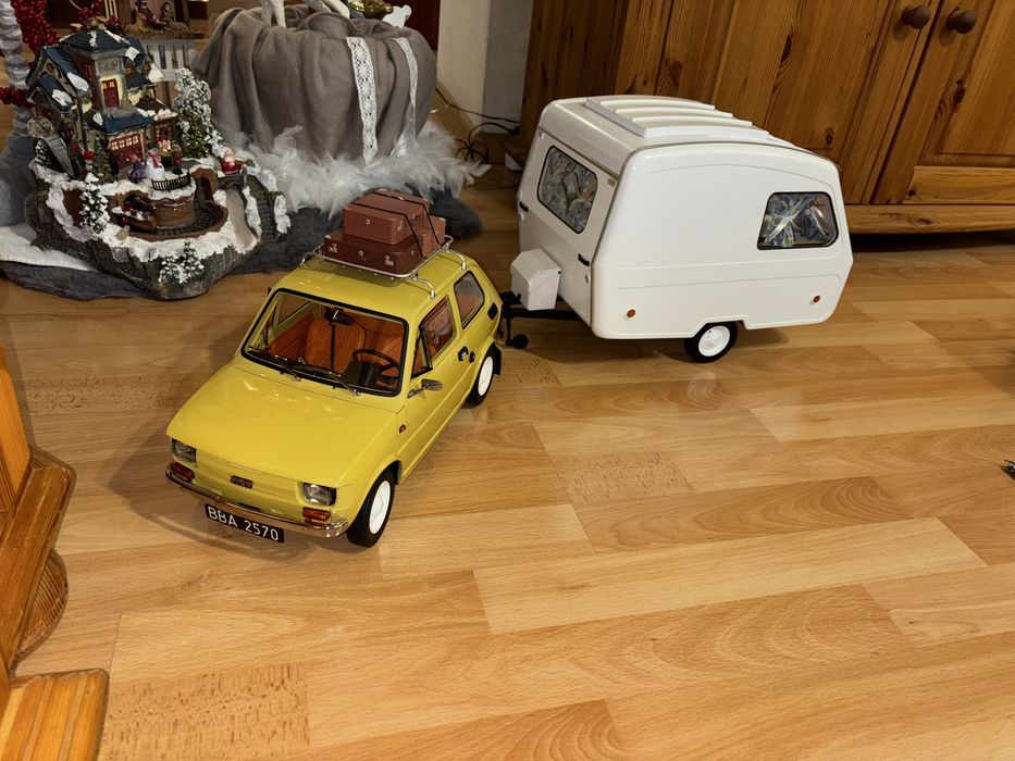 Fiat 126p Deagostini + przyczepa Niewiadów skala 1:8