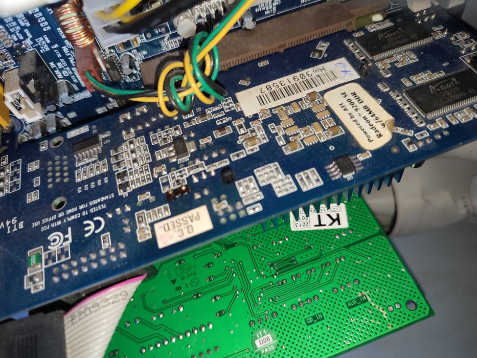 Komputer GIGABYTE GA-8IR533 grafika radeon 9200 muzyczna realtek