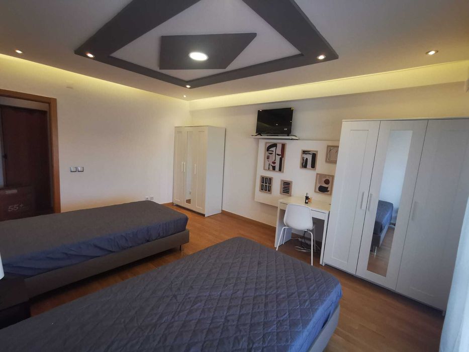 Quarto Individual Premium –  Roupeiro + AC + Varanda XL