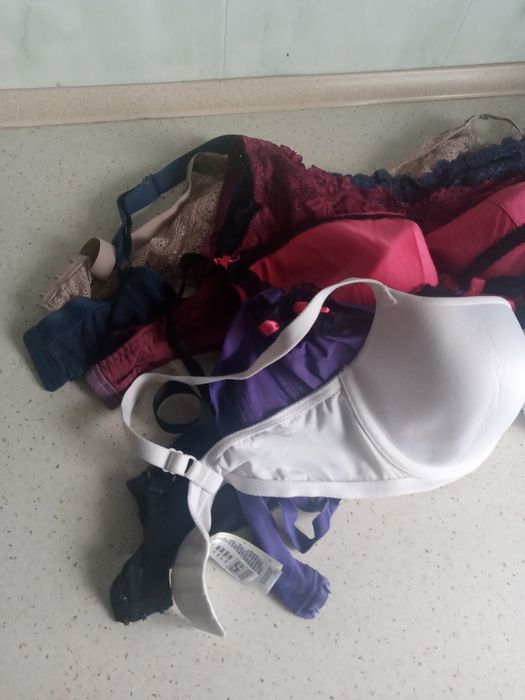 Zestaw bielizny staniki rajstopy i majtki