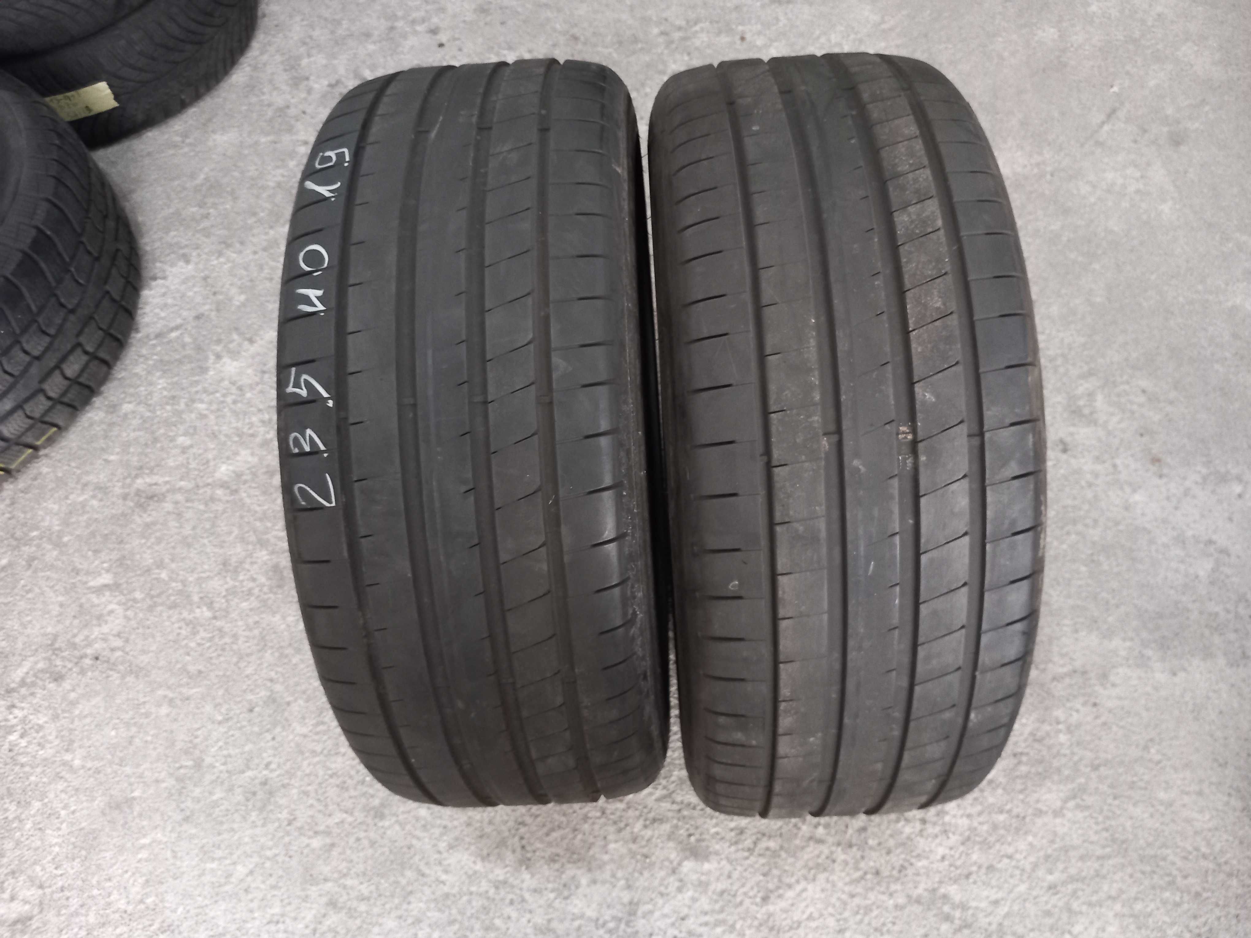 4 pneus 235/40R19 Pirelli e Goodyear