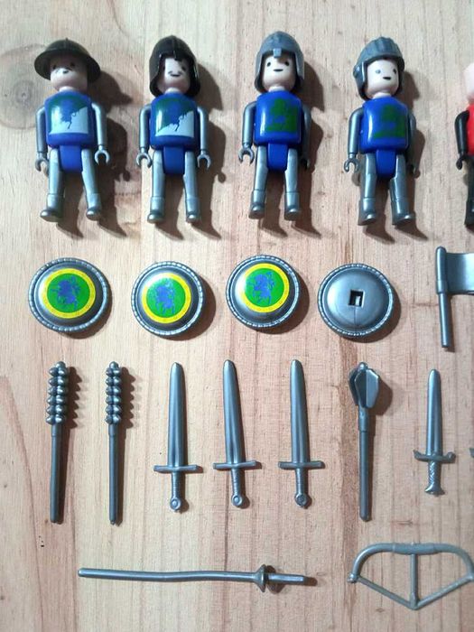 Figuras Medievais Com Armas