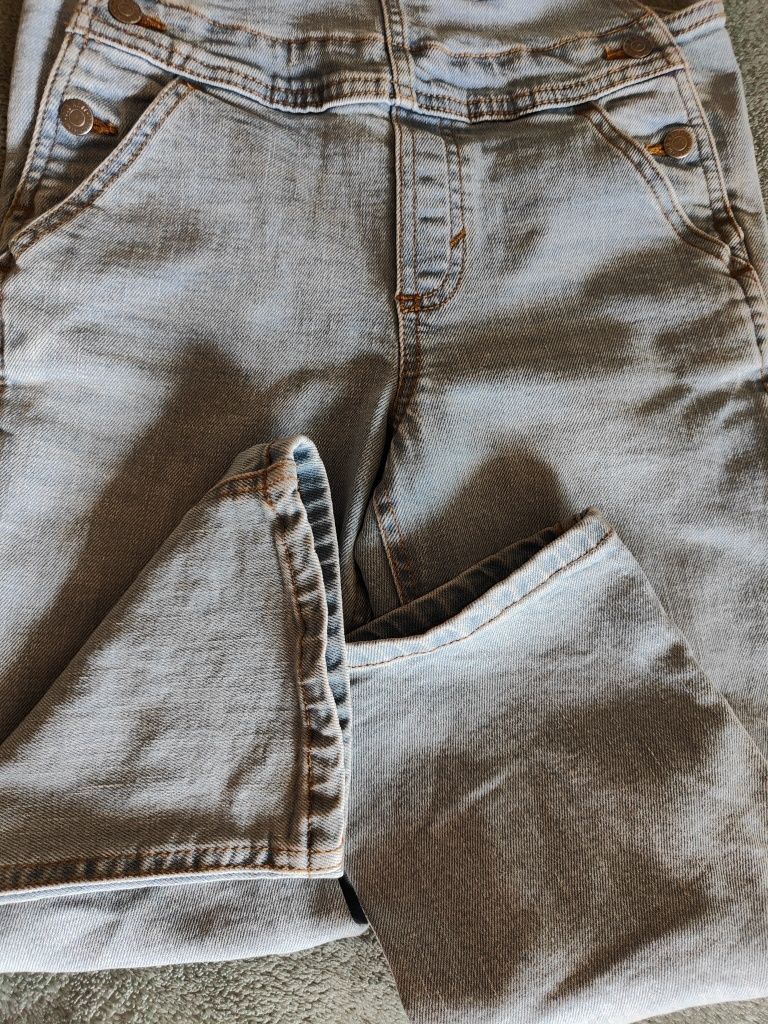 Якісний комбінезон, цупка джинсова тканина.