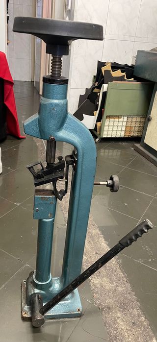 Máquina de pregar saltos