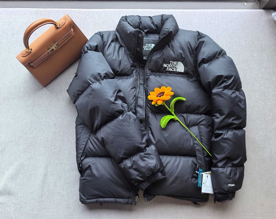 Relaksacyjna kurtka marki TNF w kolorze czarnym / rozmiar S