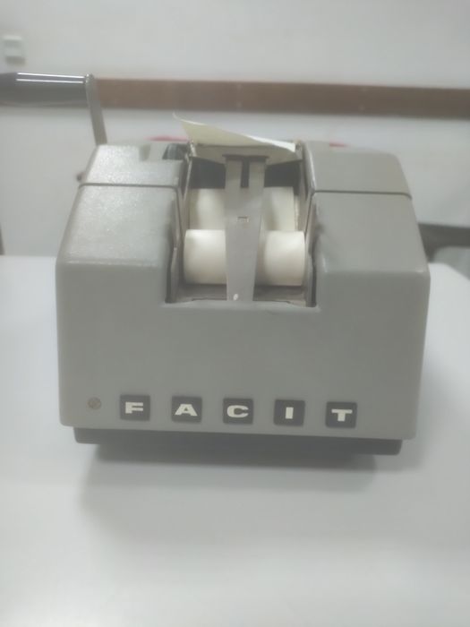 Antiguidade - Máquina de calcular Facit