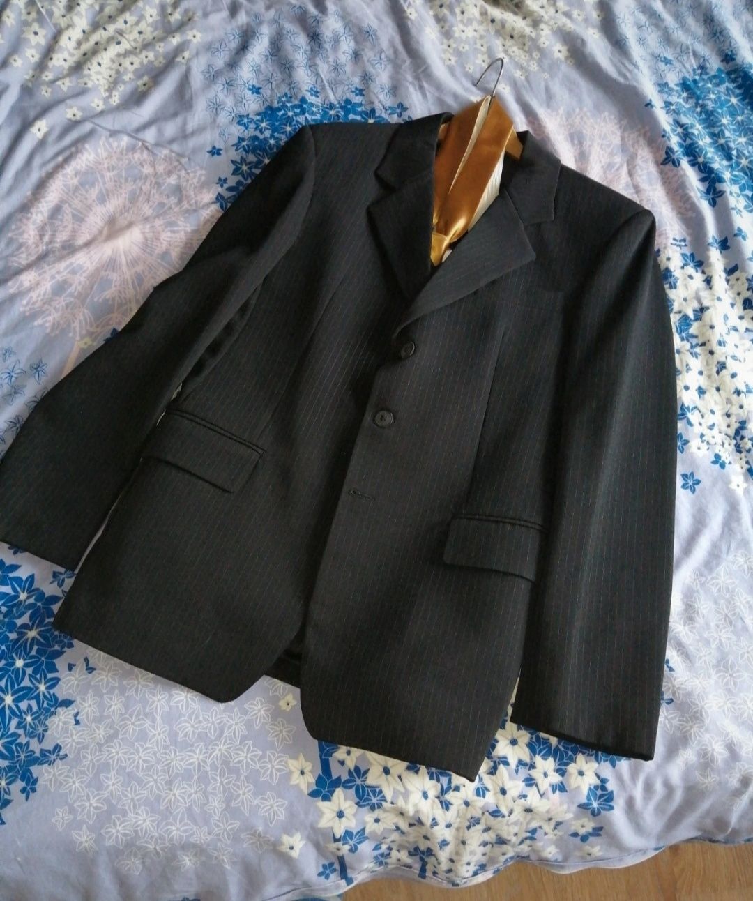 Garnitur, kamizelka, spodnie i 2 krawaty