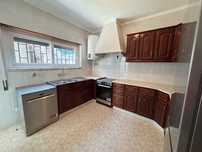 T4 com Garagem e Arrecadaçǎo no Quintal | R/C de Moradia Bi-Familiar