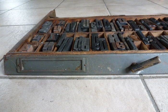 gaveta com letras industriais antiga