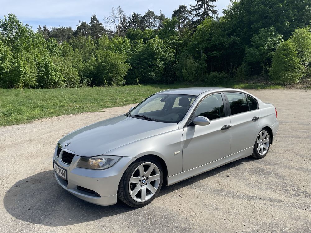 Sprzedam BMW E90 320i.