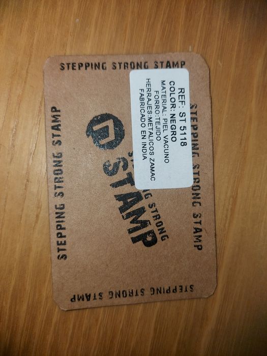 Carteira de pele Stepping Strong Stamp