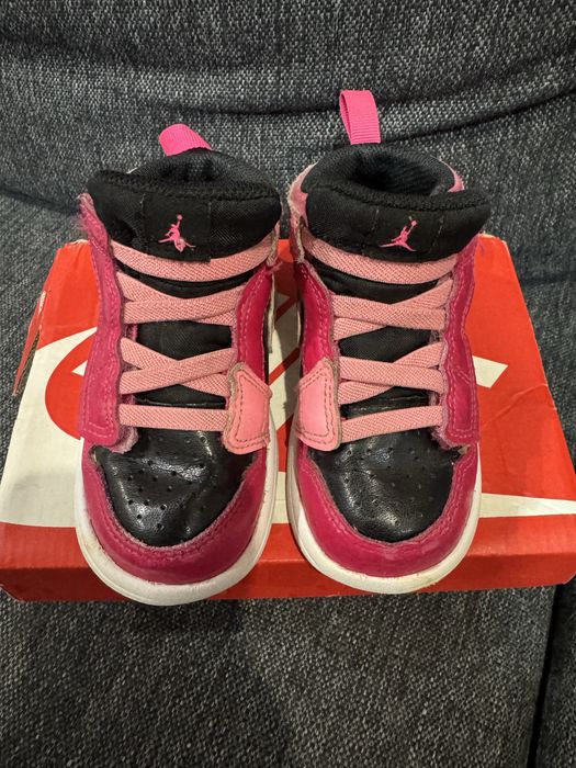 Кросівки nike jordan та білі