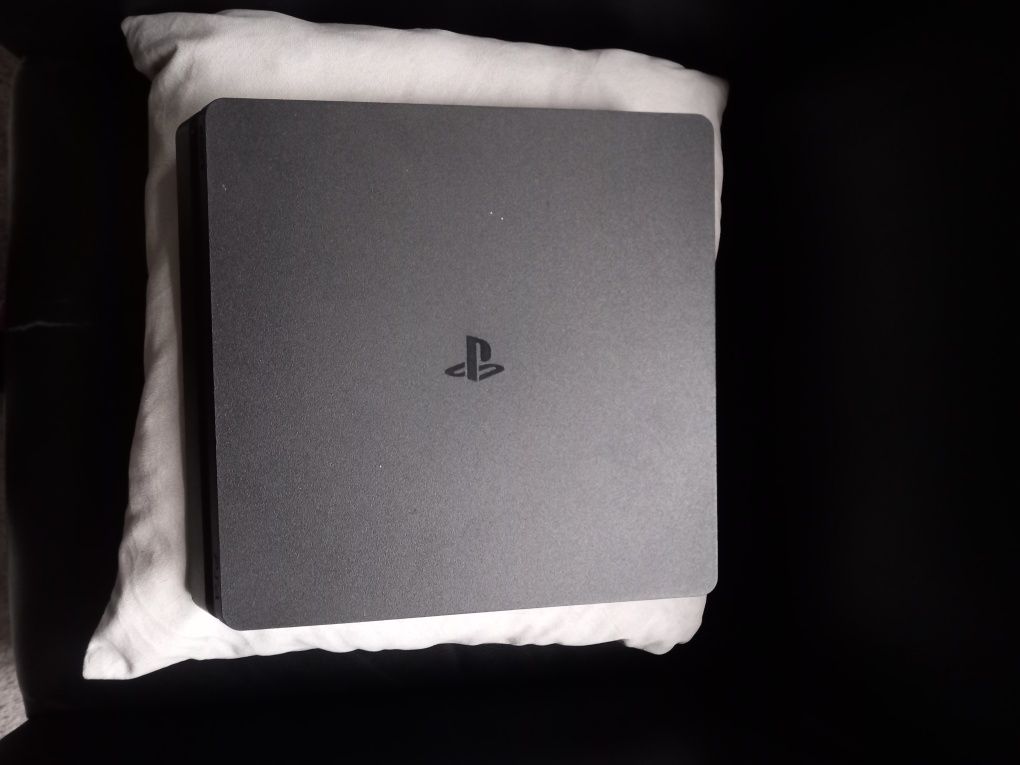 PlayStation 4 em bom estado + 3 jogos e comando