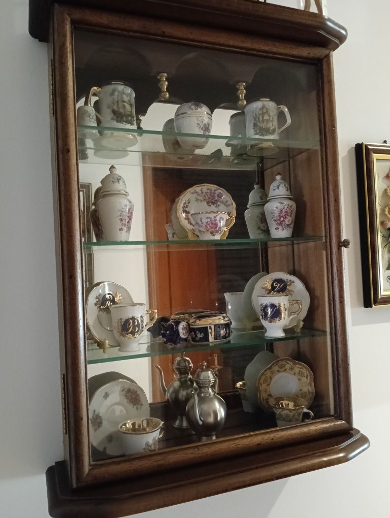 Cristaleira de parede  em bom estado