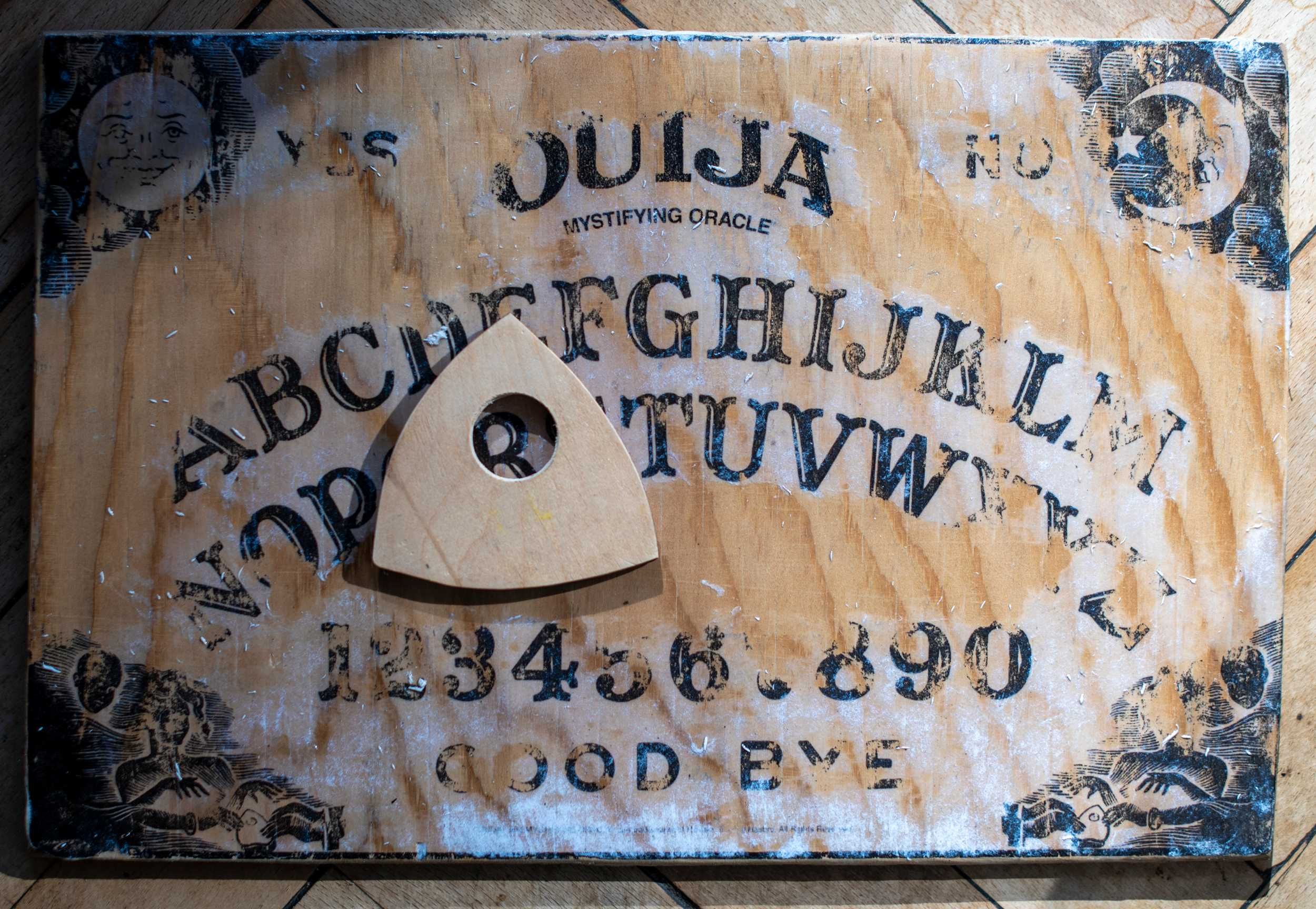 Ouija prezent spirytyzm wywoływanie duchów halloween gra planszowa