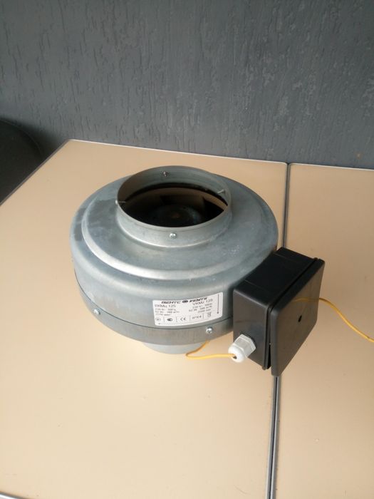 Канальний вентилятор Вентс ВКМц 125 у ідеальному стані, б/у