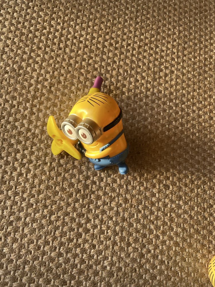 Vários Minions,todos pequenos,como novos