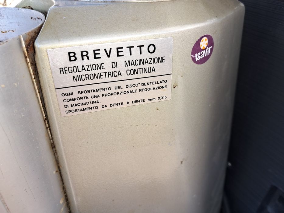 Продам кавомашину одногрупна.  В подарунок кавомолка mazer