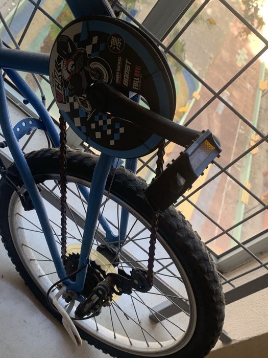 Bicicleta btwin,com corrente pra prender