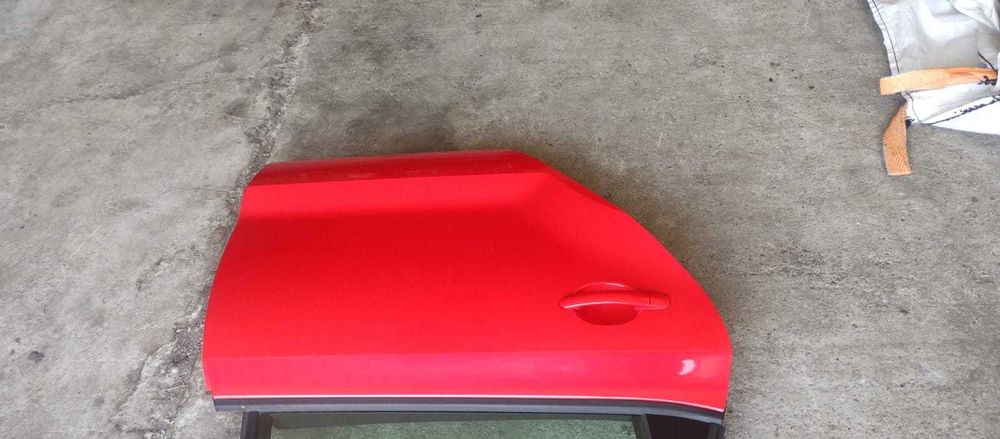 Drzwi przód tył prawe VW Polo R6
Kod lakieru: LP3G