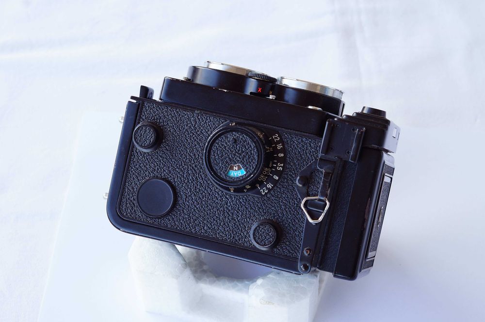 Aparat Yashica MAT-124 G w ładnym stanie z futerałem