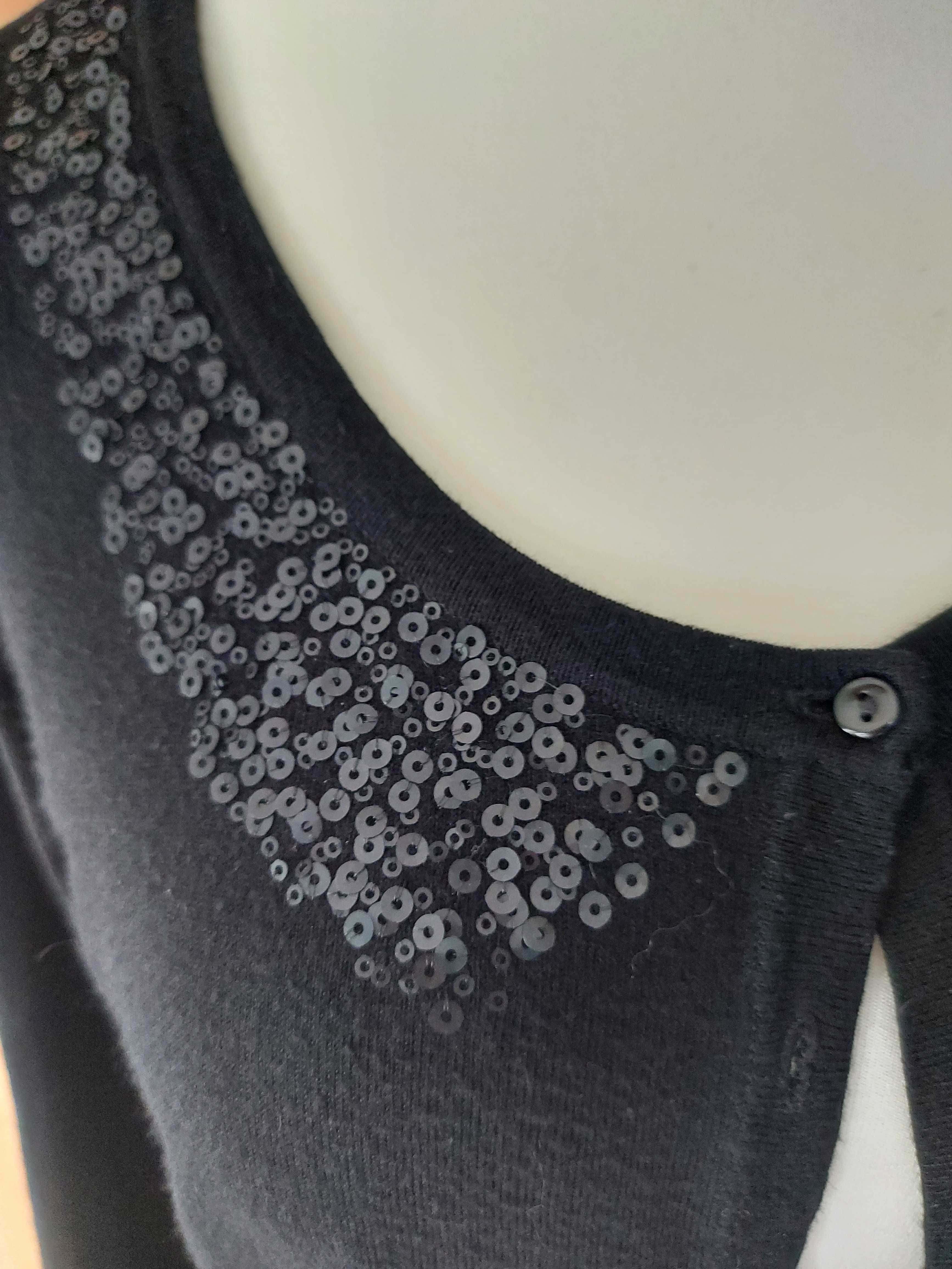 Czarny sweterek zapinany na guziki z ozdobną aplikacja na dekoldzie