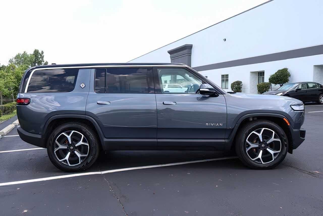 Rivian R1S Adventure 2023