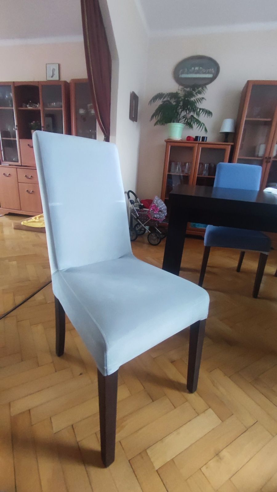 Stół jadalny z 8 krzesłami