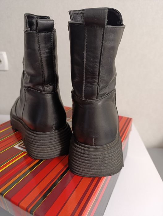 Чоботи зимові жіночі, розмір 38, довжина устілки 24,5 см.