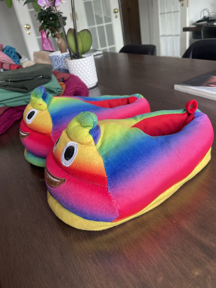 Pantufas inverno emoji e preguiça 37