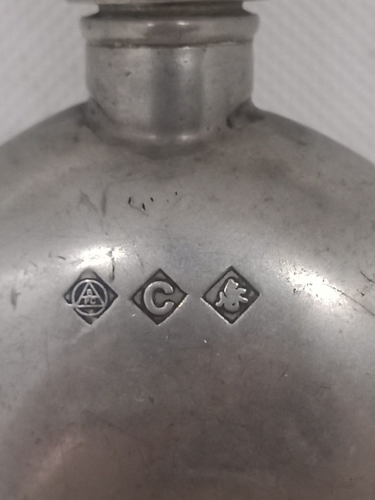 Garrafa de bolso em liga de metal