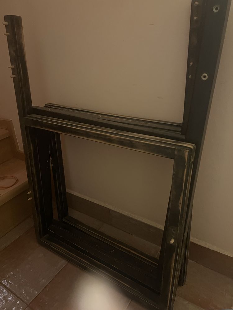 Drewniana sidna konstrukcja do 2 foteli i stolika