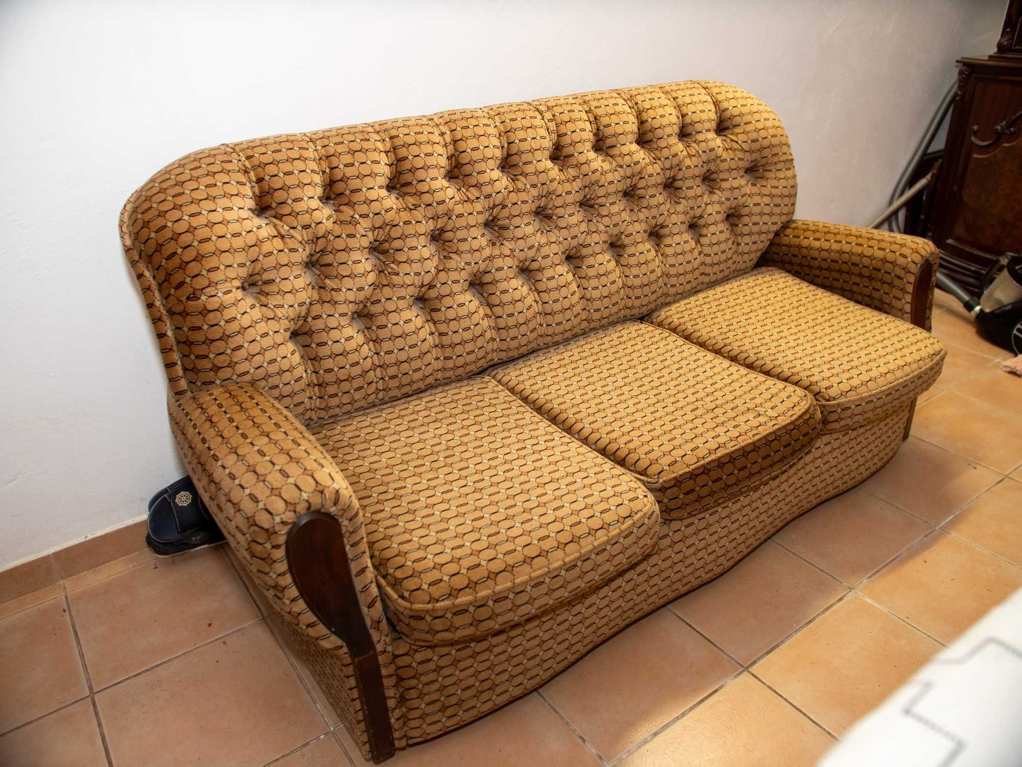 Sofá vintage + 2 poltronas a condizer – Bom estado