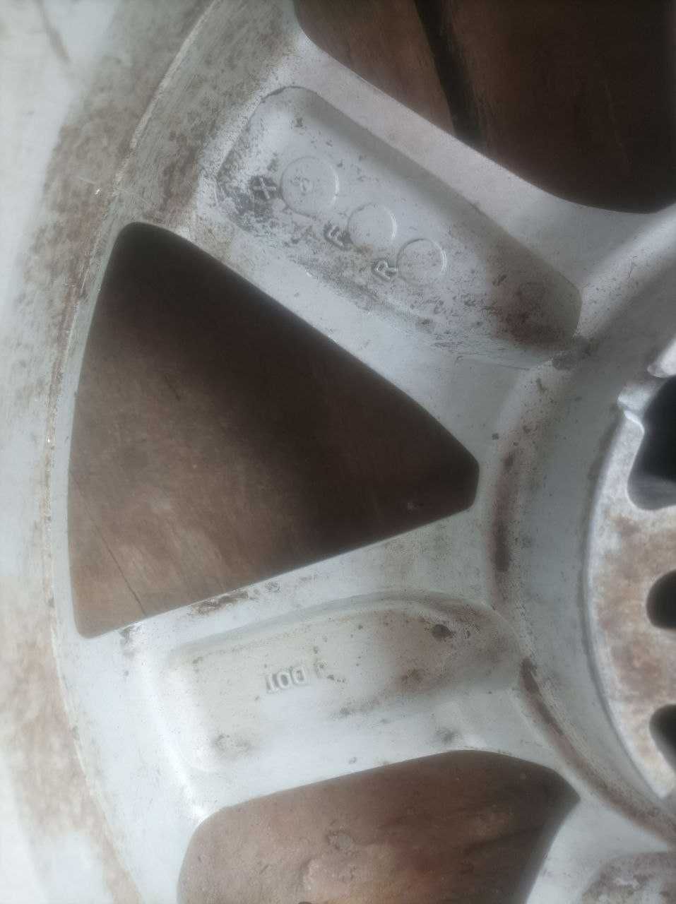 Титановий диск без пошкоджень з зимовою гумою Bridgestone225/55R17 97Q