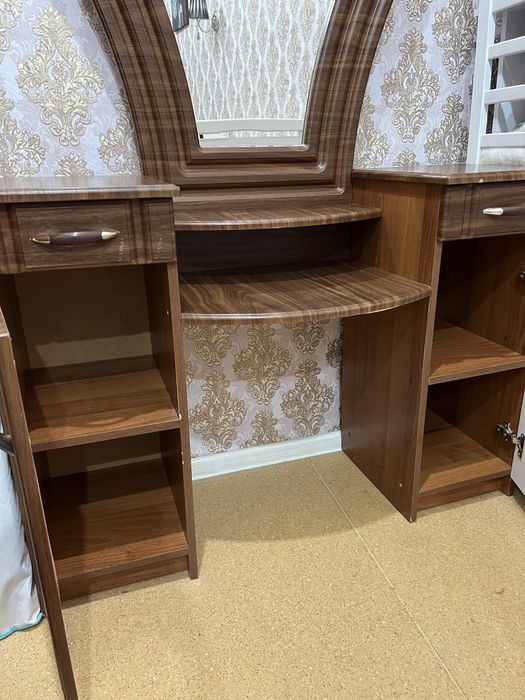 Туалетный столик для макияжа