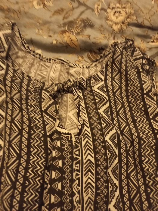 czarno-biała sukienka ze wzorami