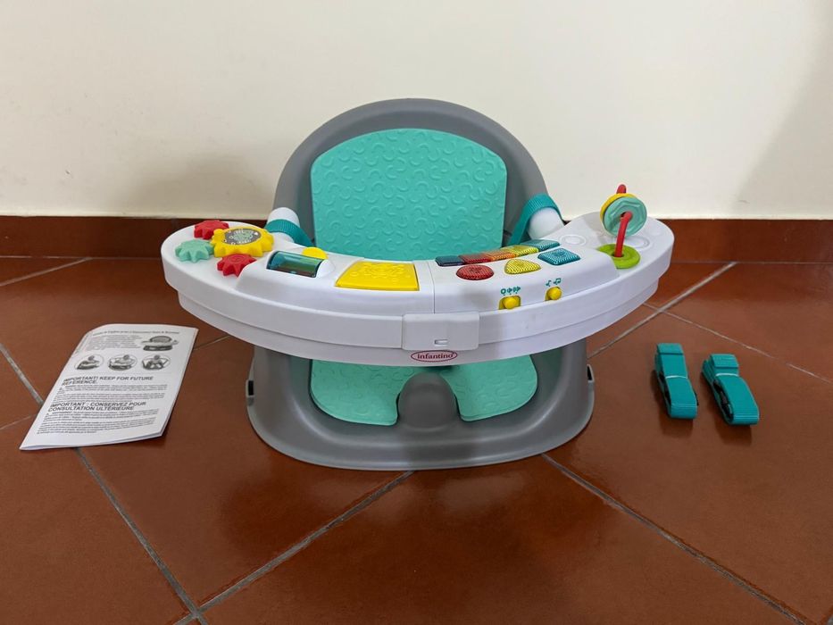 Cadeira de brincar e comer de criança infantino com caixa