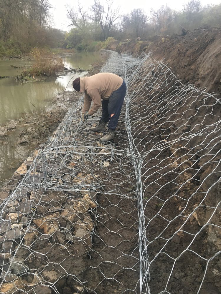 Робота з  габіонами,укріплення берегів.