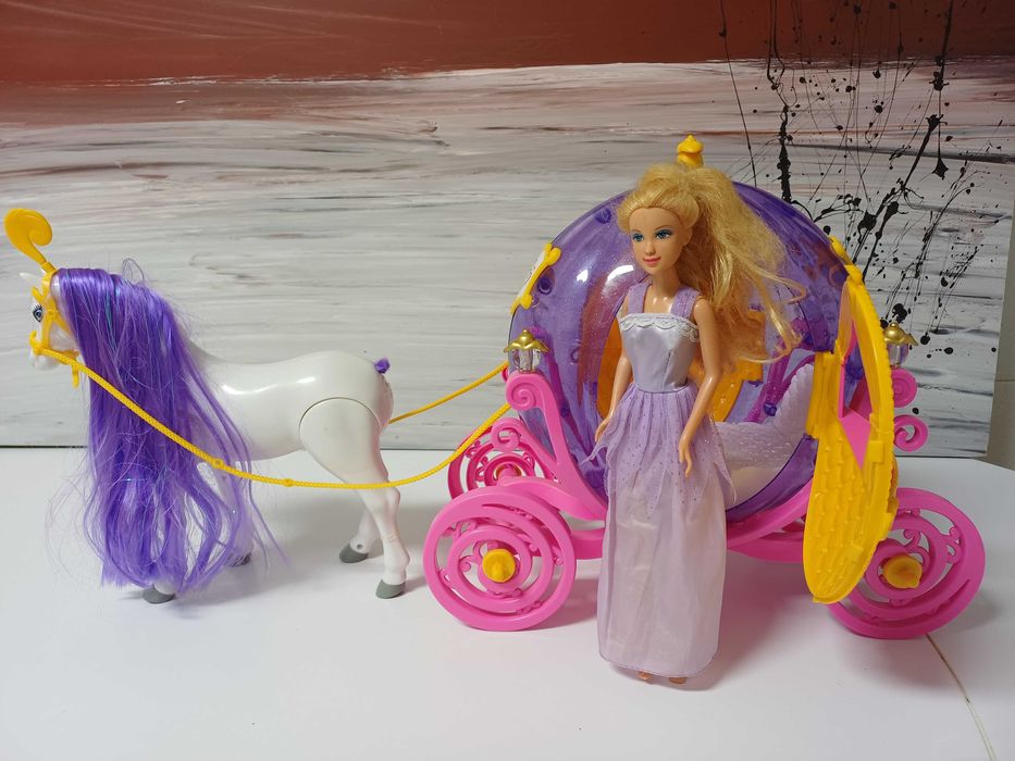 Princesa Cinderela com coche e cavalo