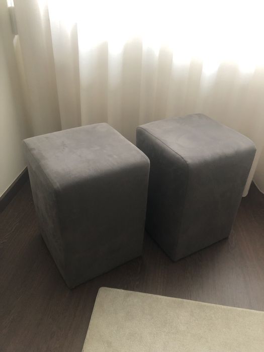 Dois Pufes em veludo