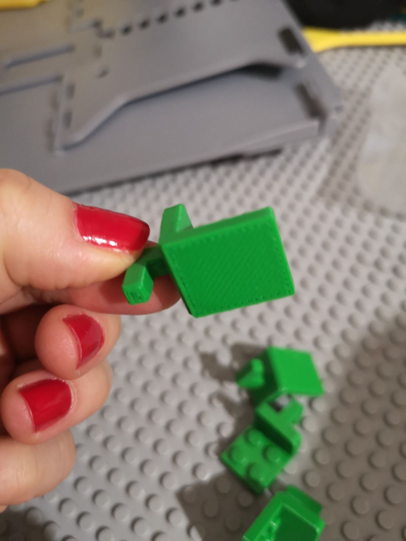 Stojaki tacki na figurki lego do tablicy Ikea