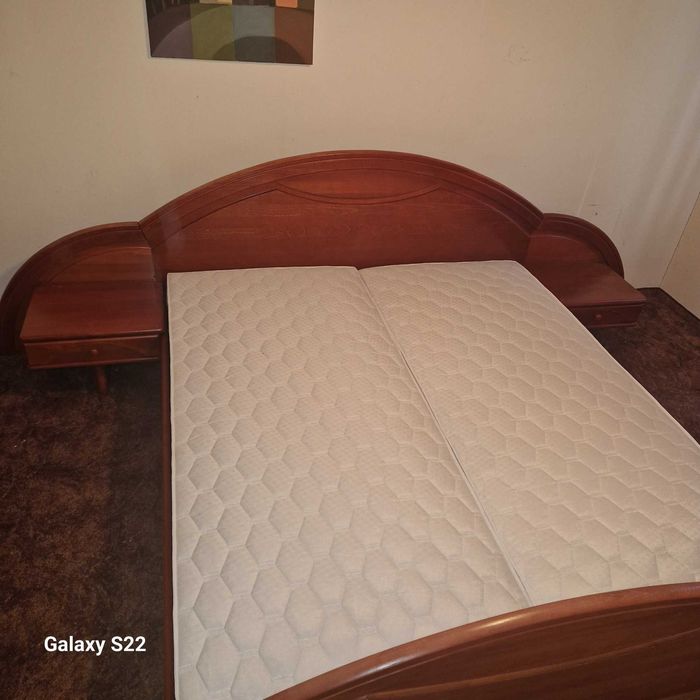 Łóżko z materacem