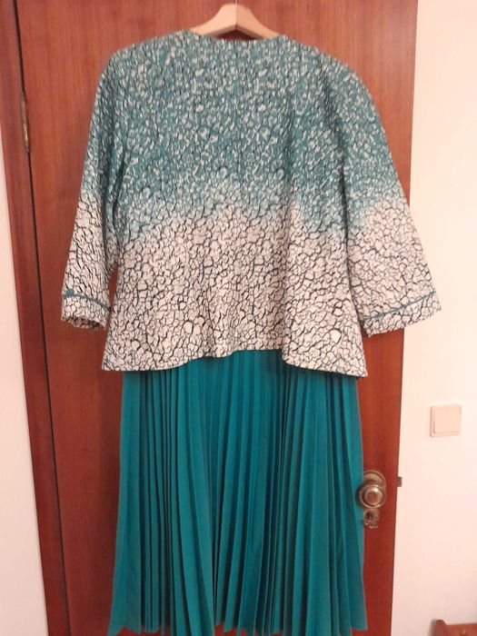 Vestido midi azul esverdeado com casaquinho a combinar