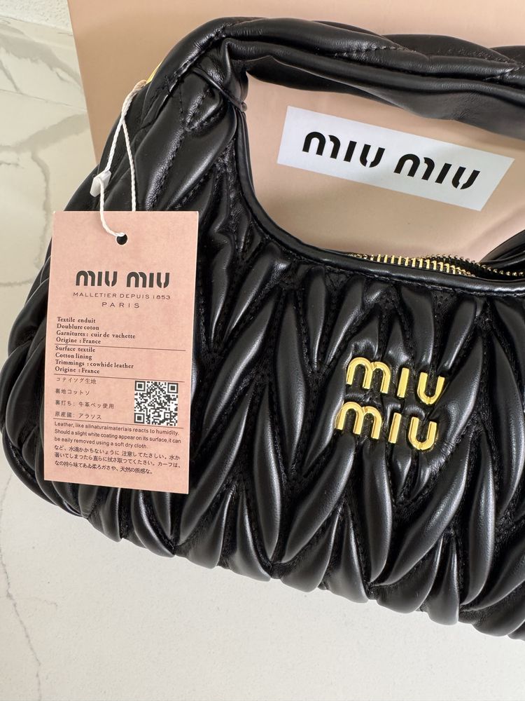 Mala preta da Miu Miu