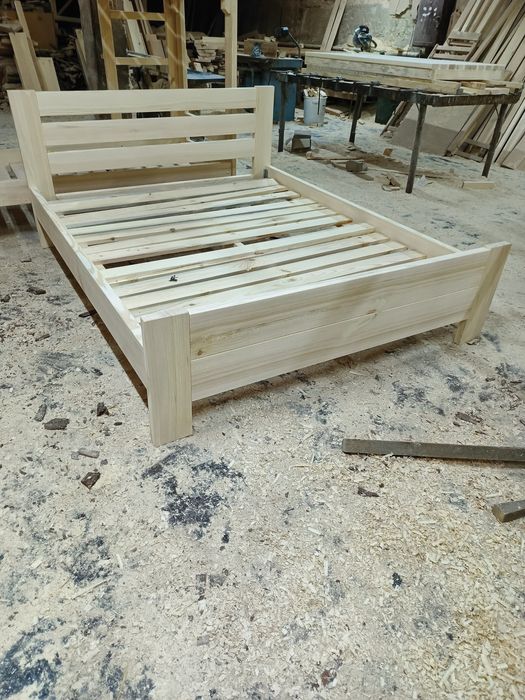 Двері, ліжка, сходи