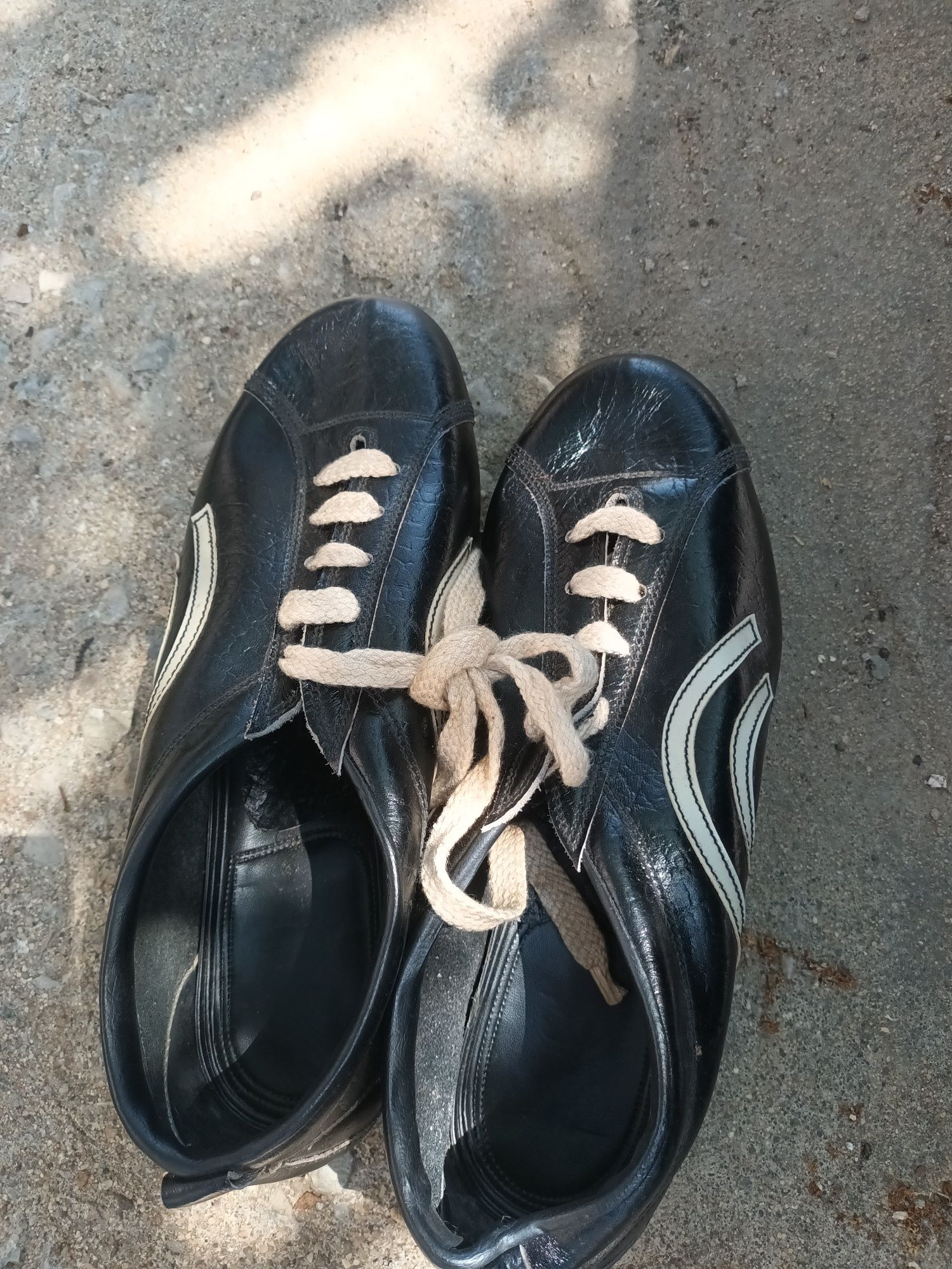 Chuteiras brancas/ preto