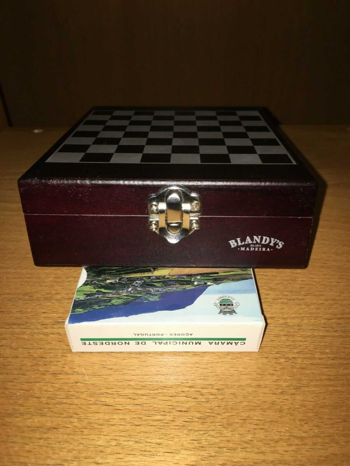 ## caixa de xadrez Blandy's Madeira c/ acessórios (vinho)  ##
